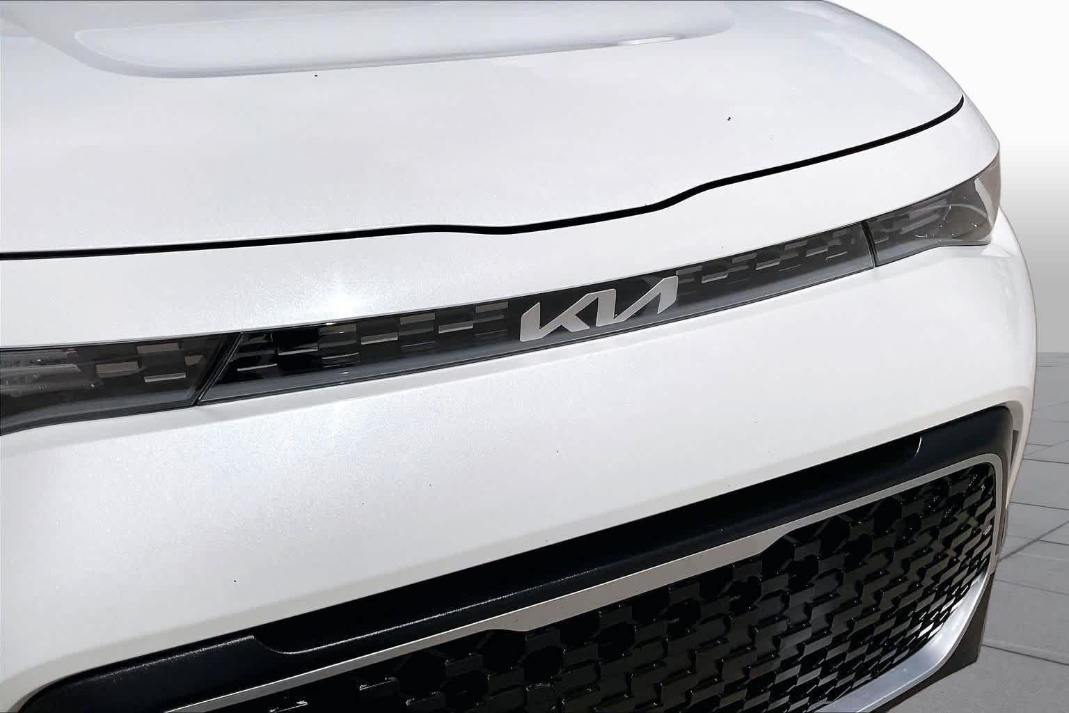 Used 2023 Snow White Pearl Kia LX image 29