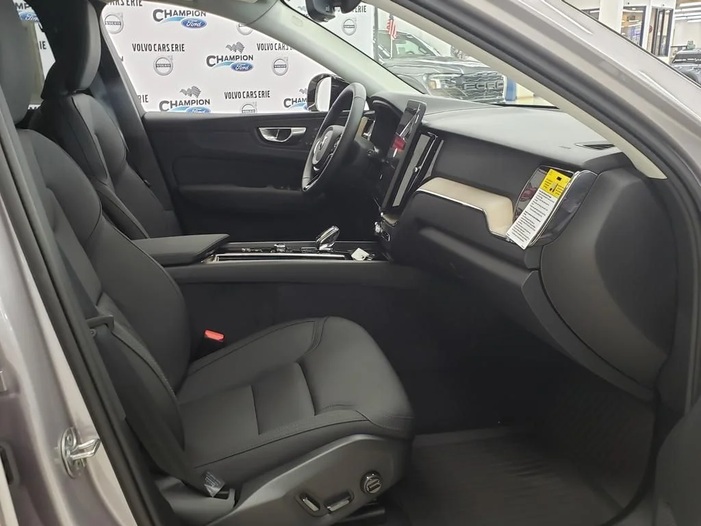 2026 Volvo XC60 Plus - Photo 16