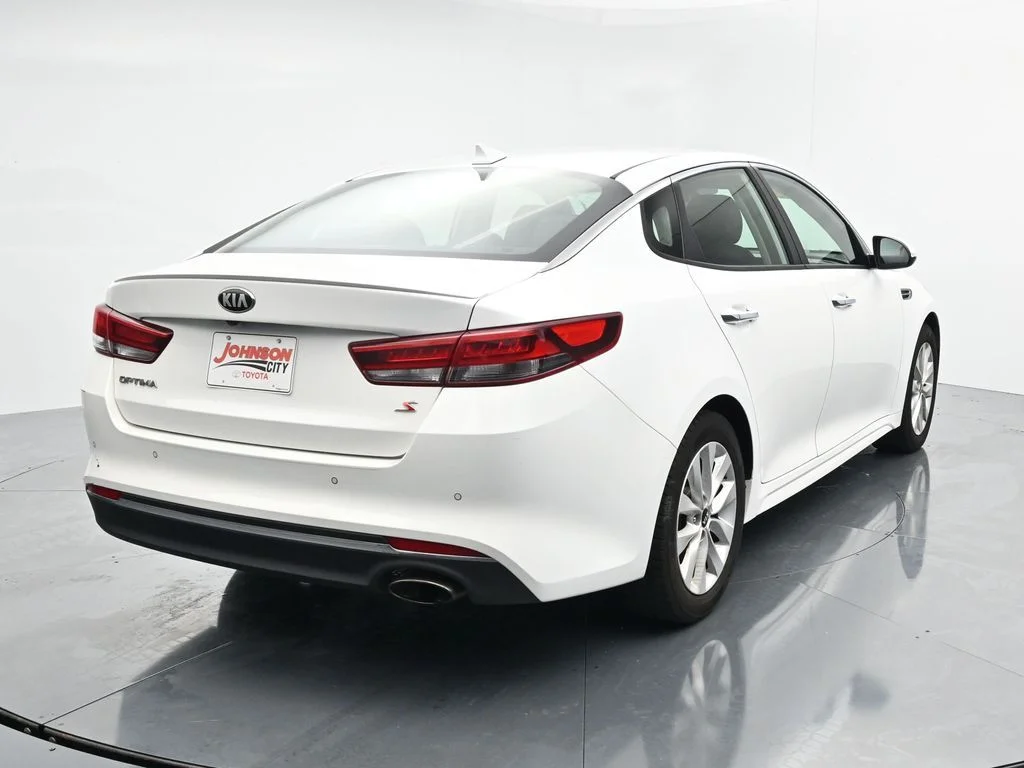 Used 2018 White Kia S image 5