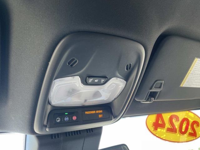 Used 2024  Chevrolet Work Truck image 28