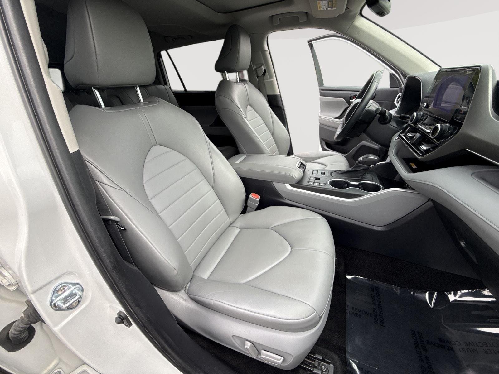Used 2023 Wind Chill Pearl Toyota XLE image 32
