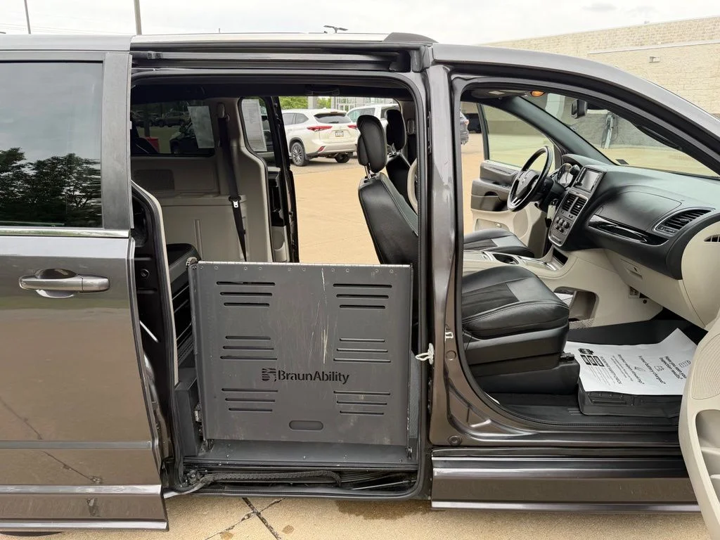Used 2019 Gray Dodge SXT image 28