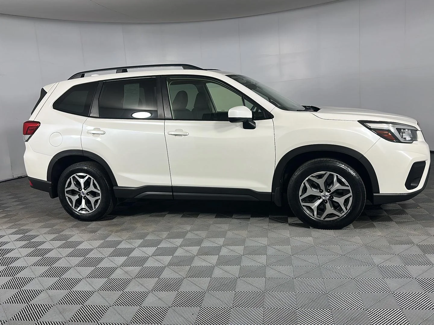 Used 2020 Crystal White Pearl Subaru Premium image 8
