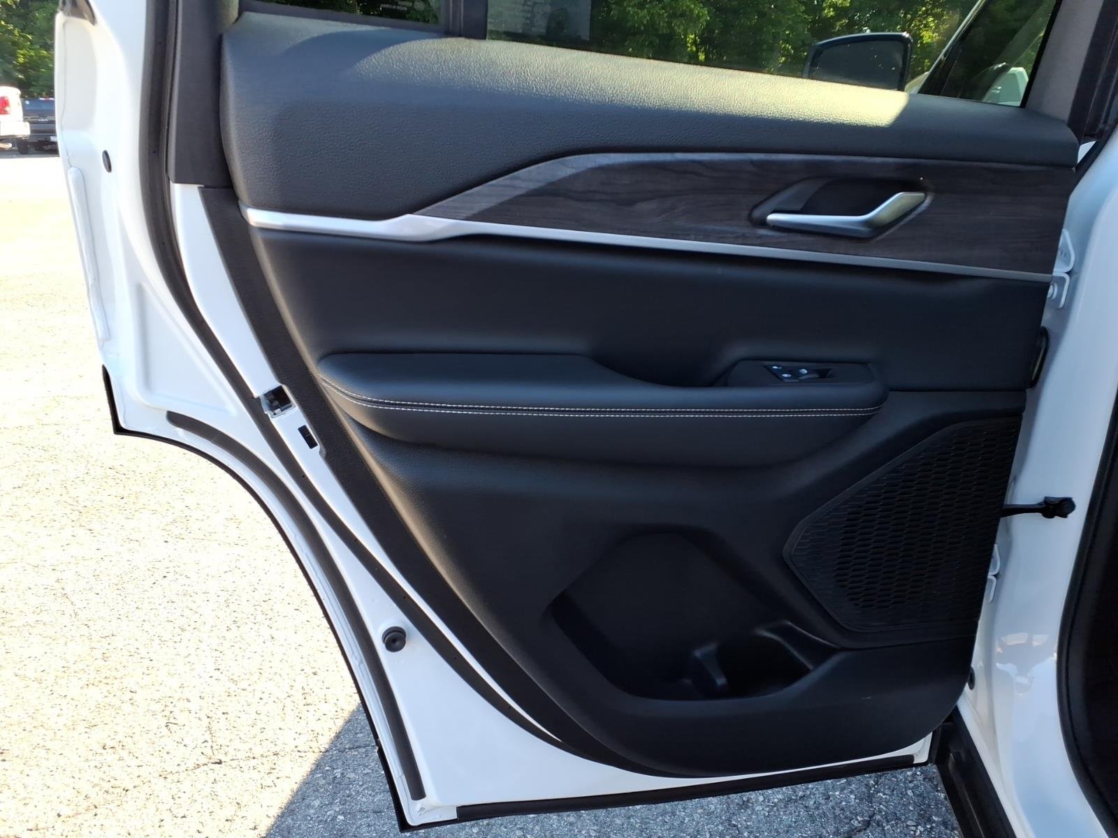 Used 2023 White/off-white Jeep Limited image 19