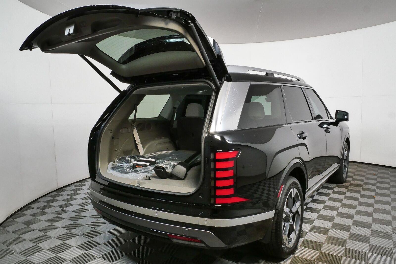 New 2026 Abyss Black Pearl Hyundai Limited FWD image 28