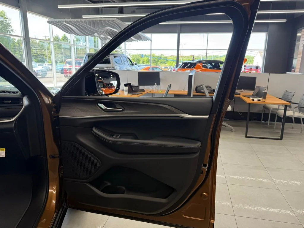 New 2026 Copper Shino Metallic Clear-Coat Exterior Paint Jeep Limited image 59