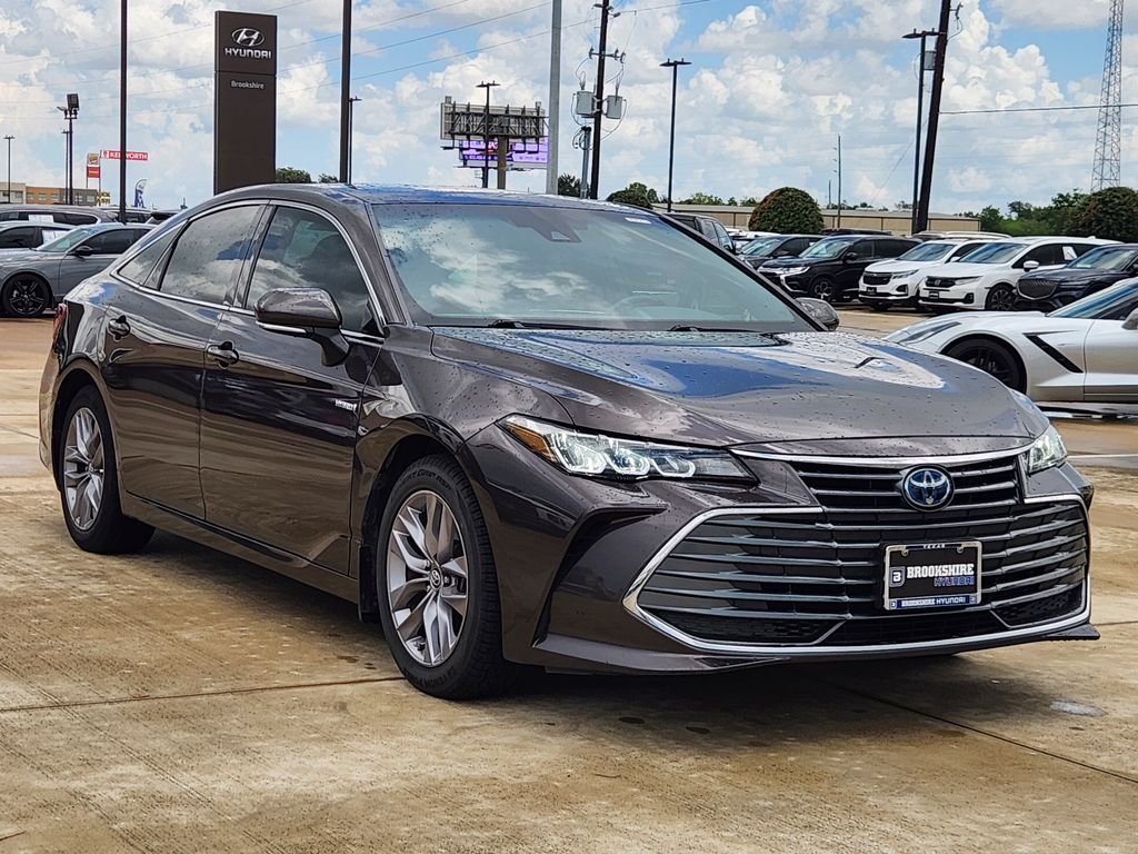 Used 2020 Brownstone Toyota Hybrid XLE image 3