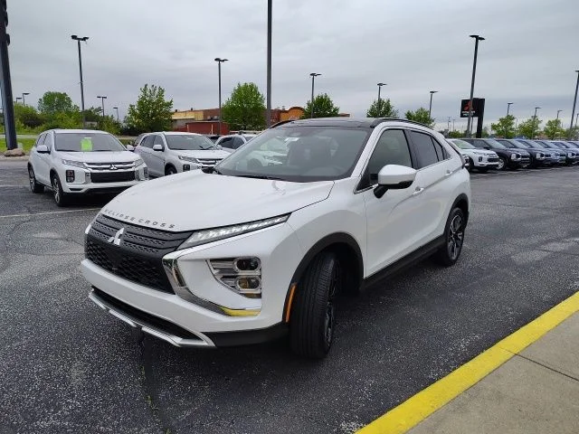 New 2026 White Mitsubishi SE image 3