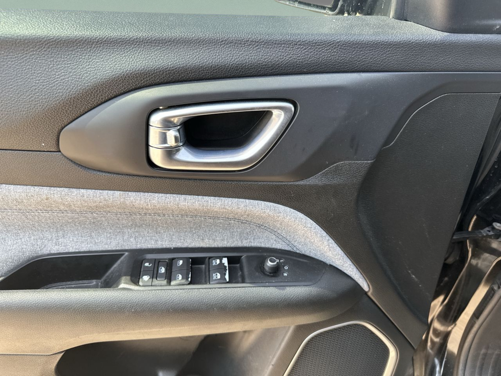 Used 2022 Black Jeep Latitude image 21