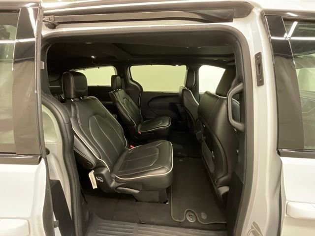Used 2025 White Chrysler Limited image 24
