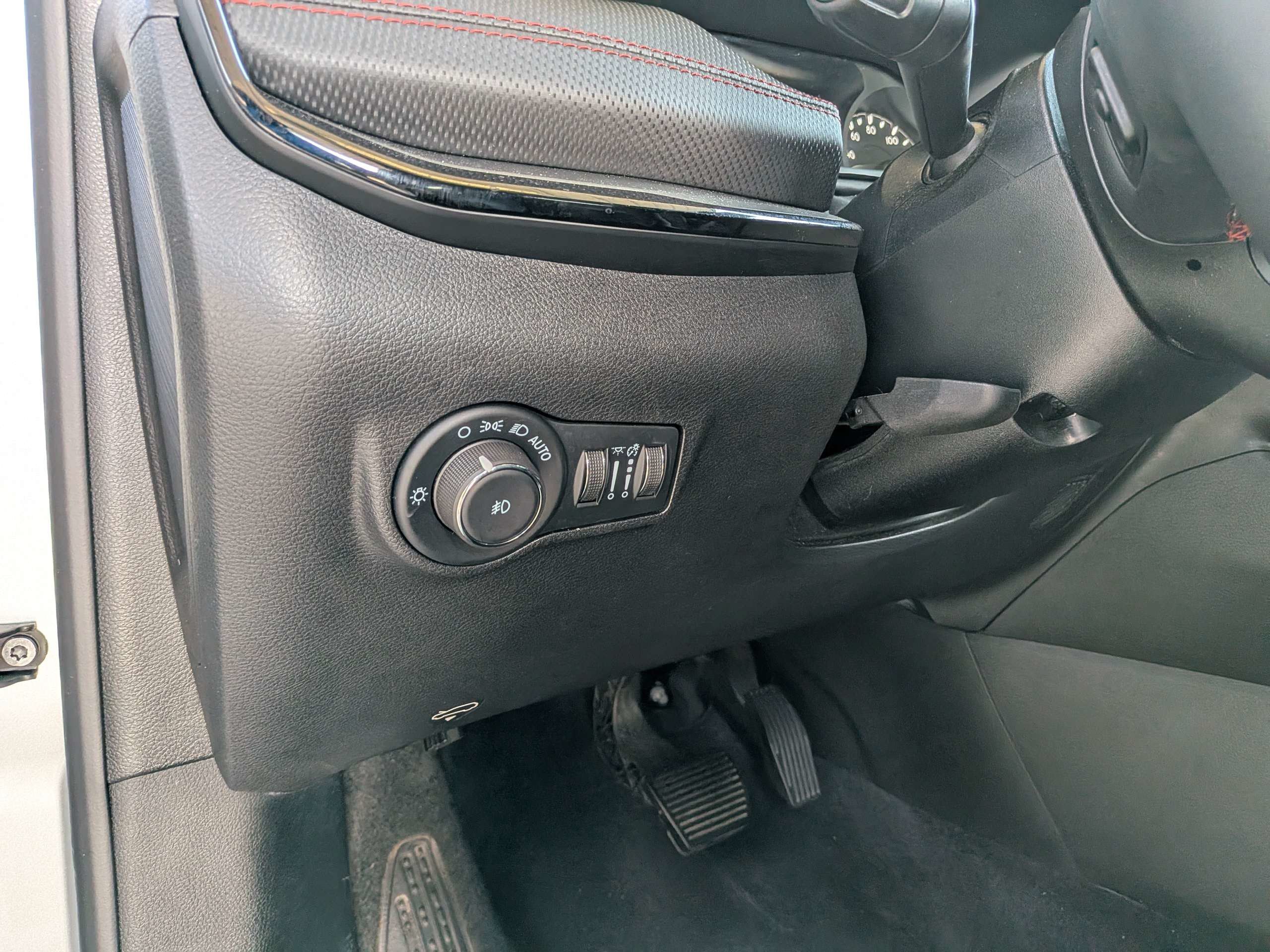 Used 2025 Silver Jeep Trailhawk image 15