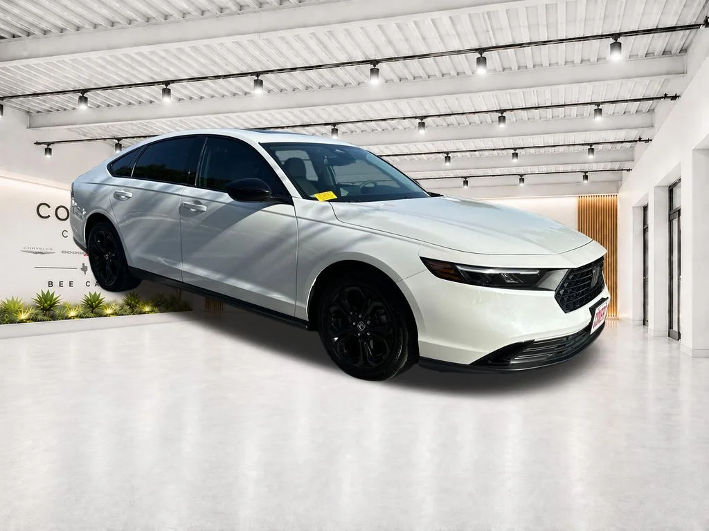 Used 2025 White Honda SE image 1