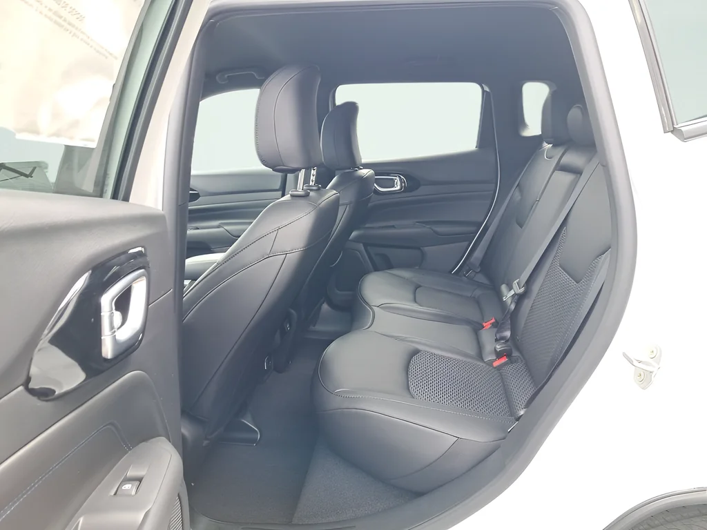 New 2026 Bright White Clear-Coat Exterior Paint Jeep Latitude image 12