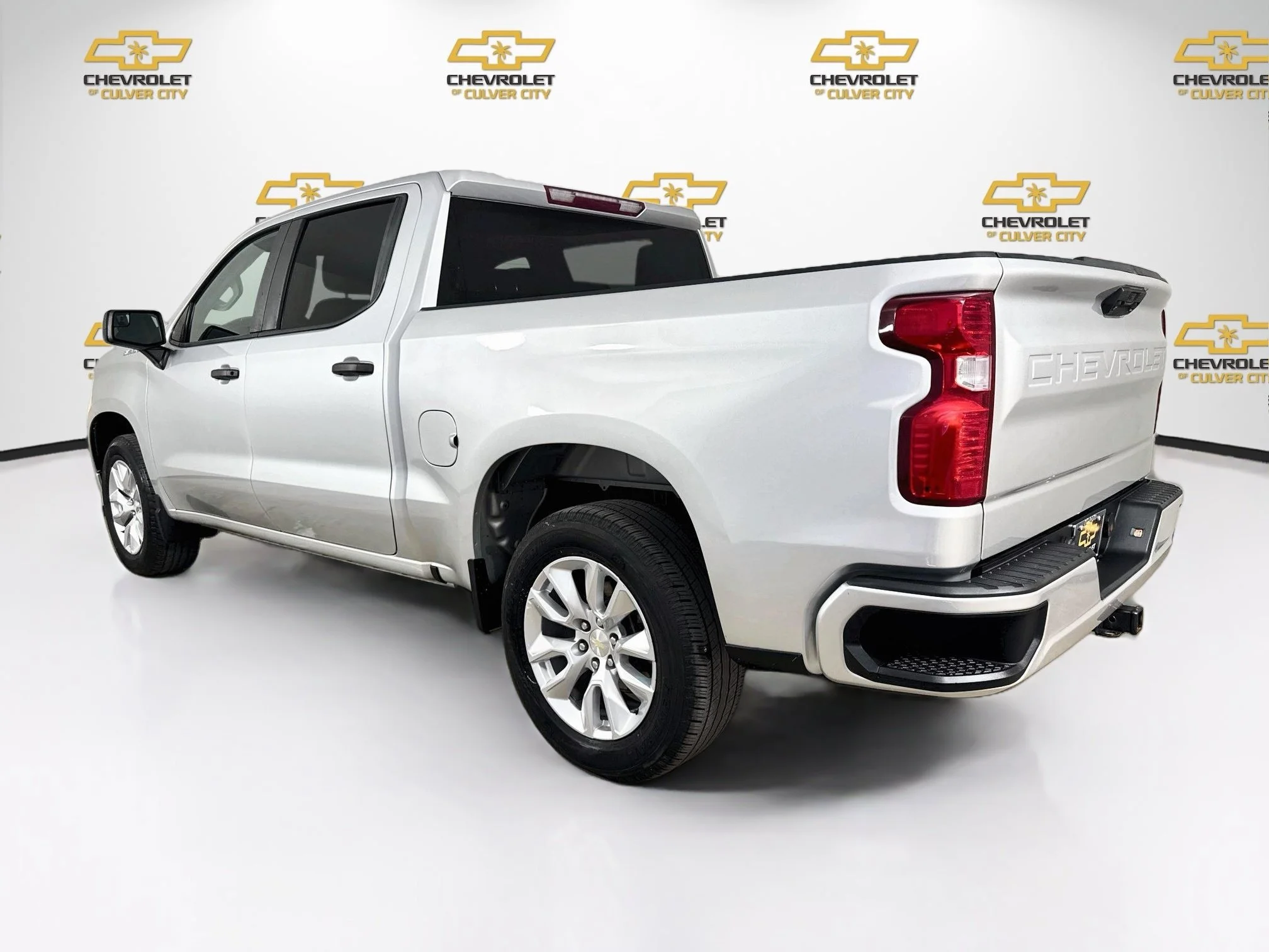 Used 2022 Silver Ice Metallic Chevrolet Custom image 6