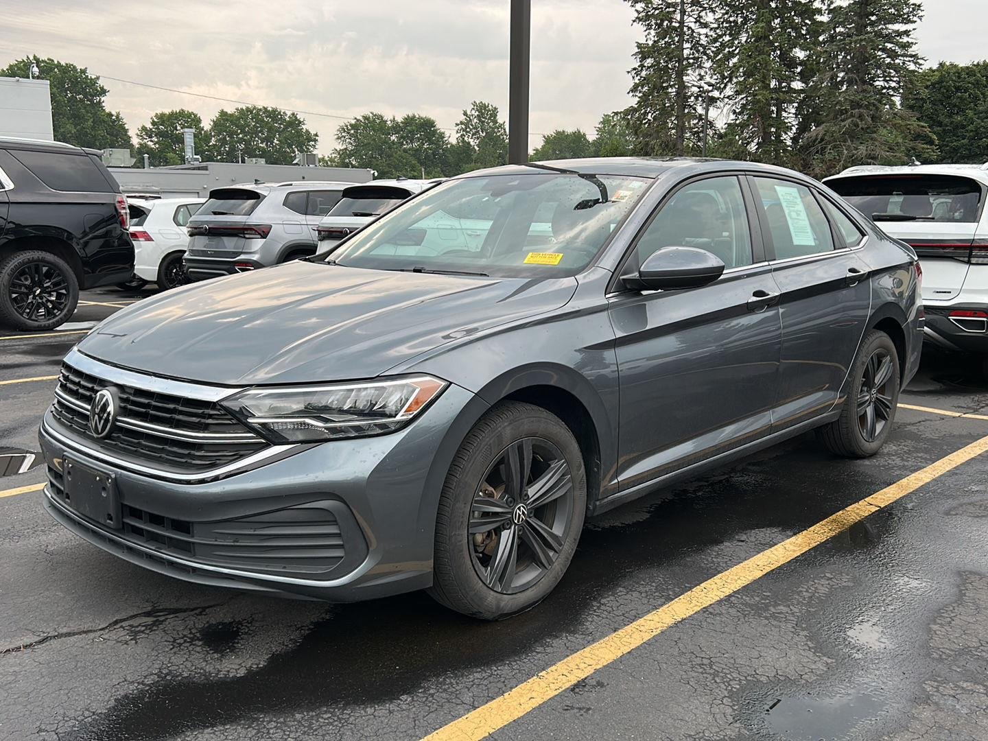 Used 2022 Platinum Gray Metallic Volkswagen SE image 2