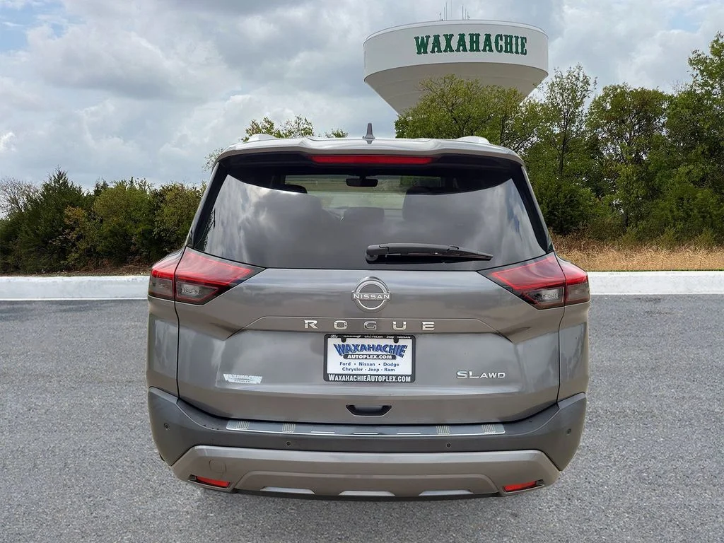 Used 2022 Gray Nissan SL image 5