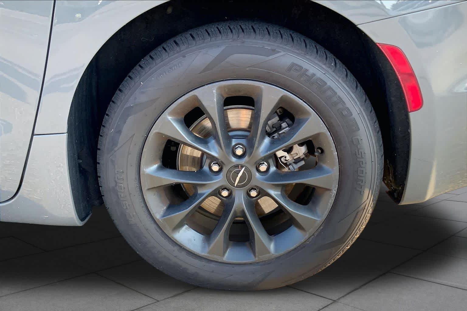 Used 2021 Ceramic Gray Clearcoat Chrysler Touring L image 10