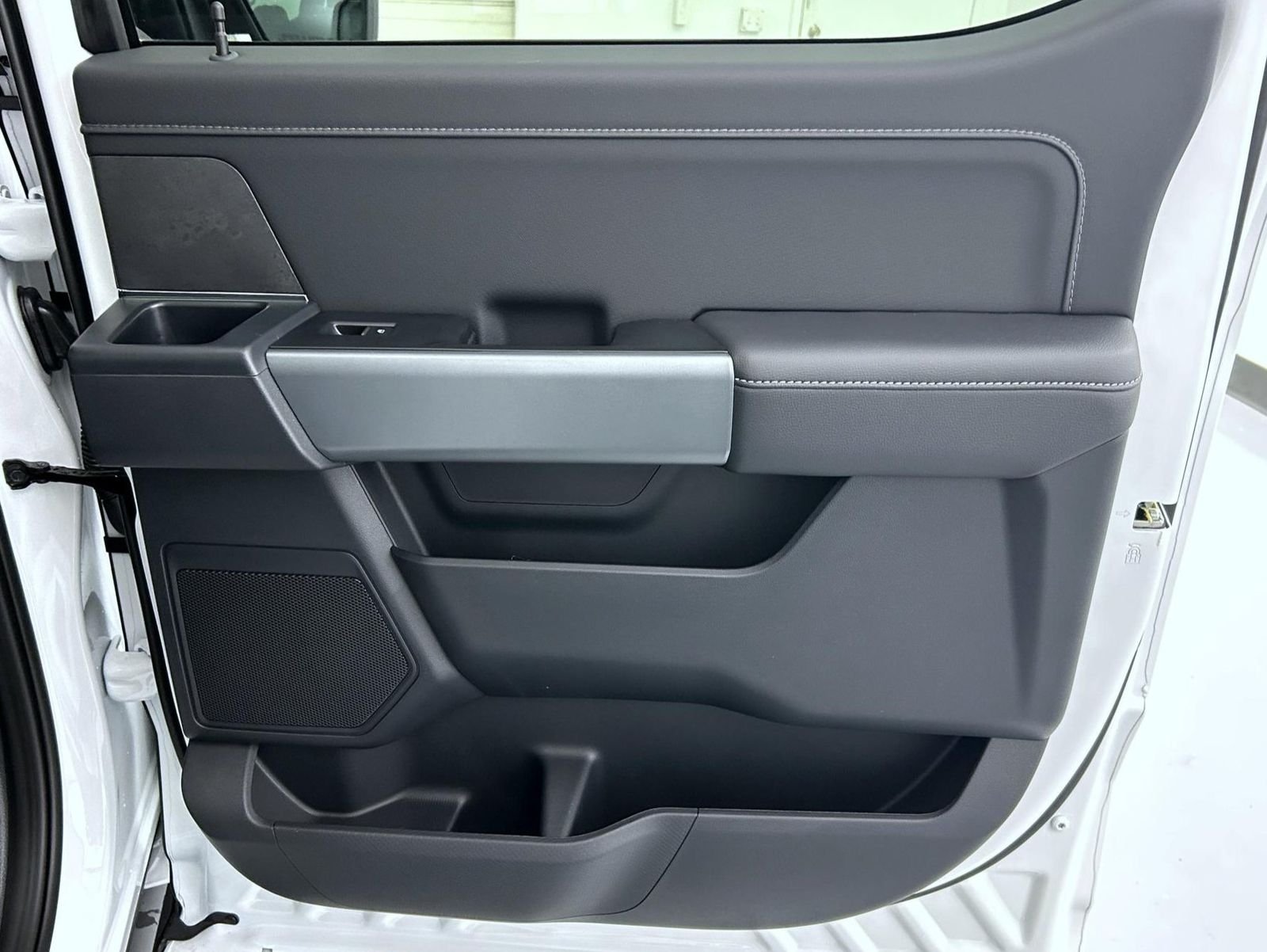 New 2026 Oxford White Ford XLT image 17