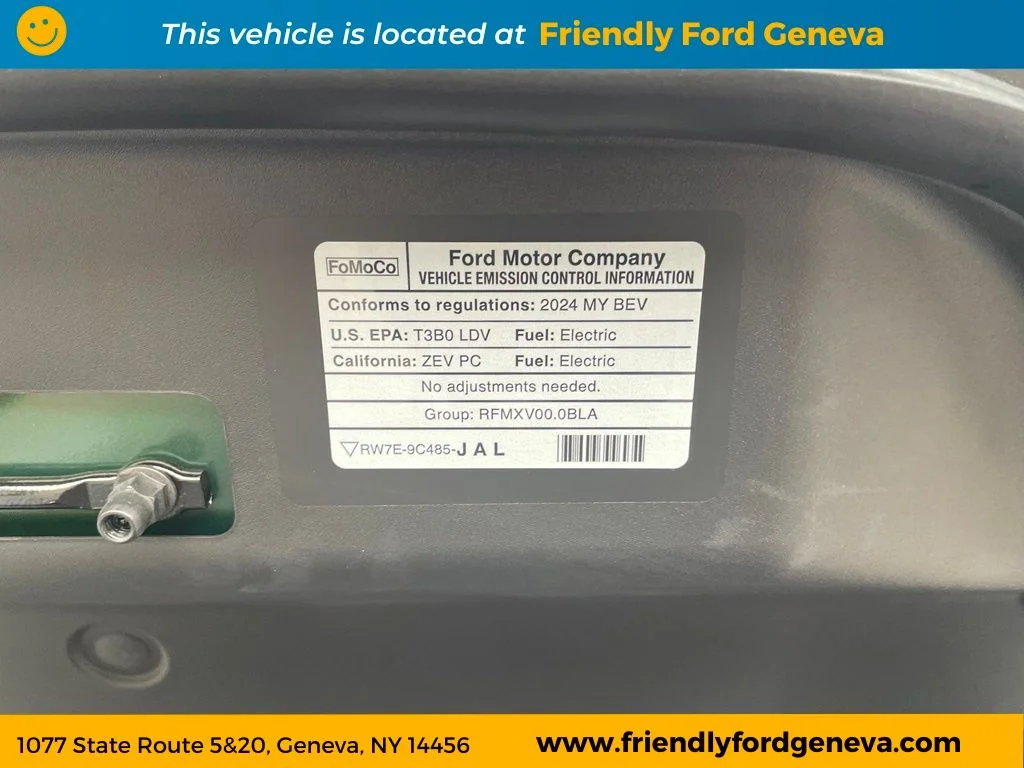 Used 2024 Eruption Green Metallic Ford Select image 42
