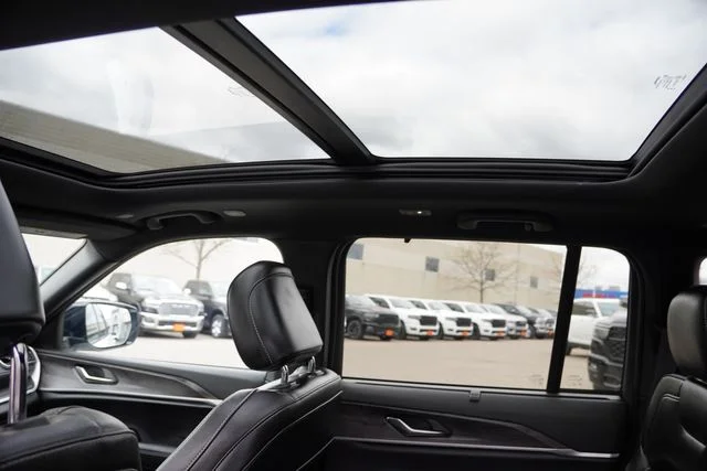 Used 2025 White/off-white Jeep Limited image 18