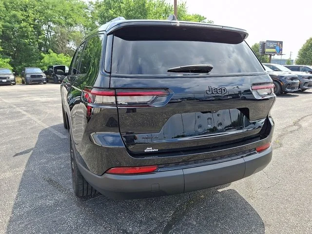 Used 2023 Black Jeep Altitude image 8