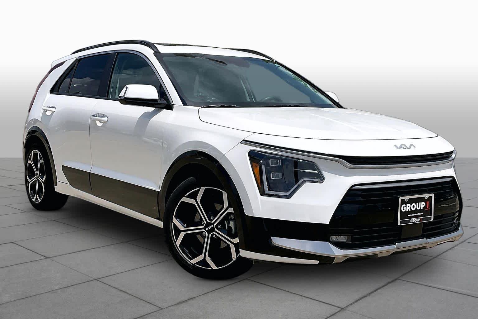 Used 2024 Snow White Pearl Kia SX Touring image 3