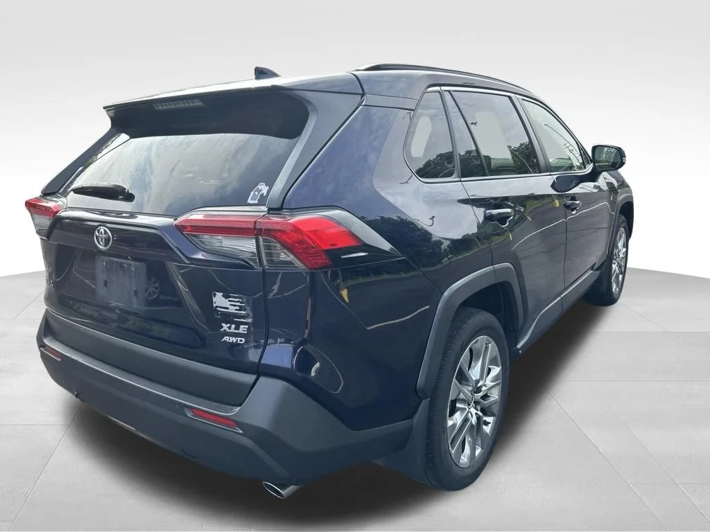 Used 2020 Blue Toyota XLE Premium image 5