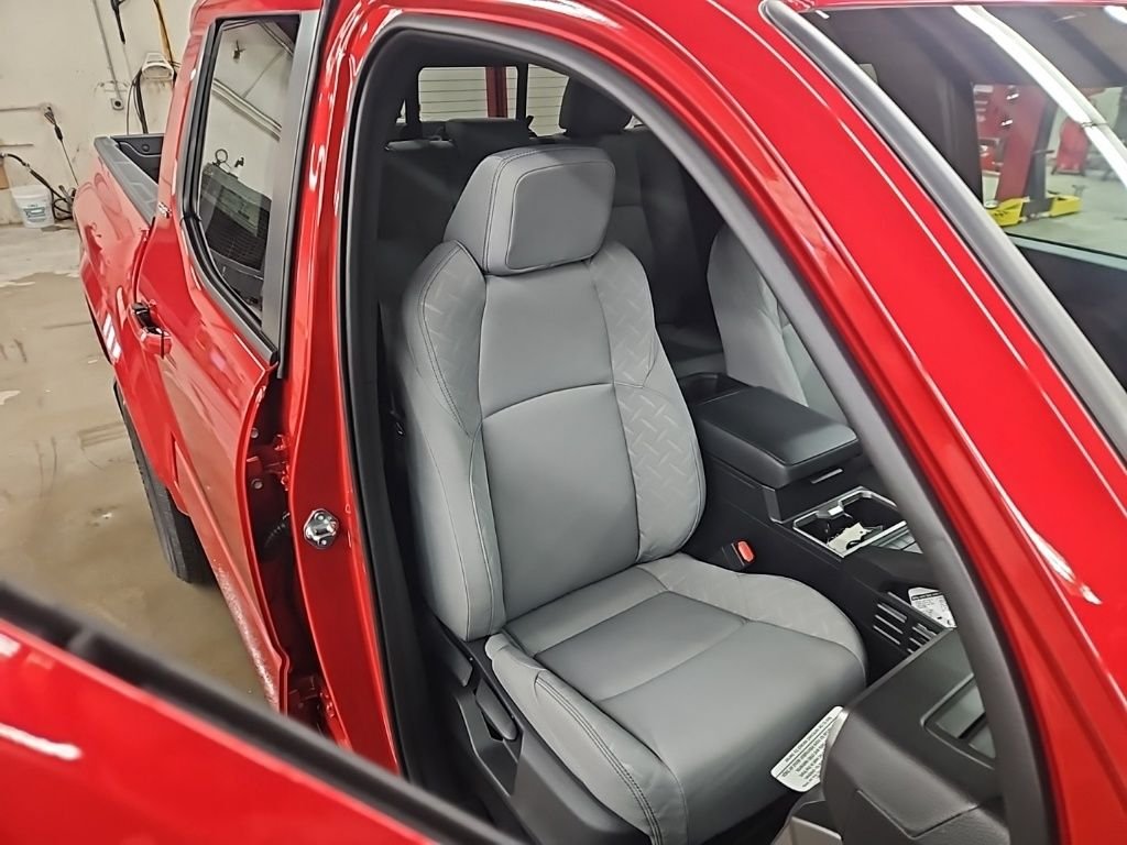 2025 Toyota Tacoma SR5 - Photo 37