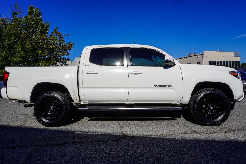 Used 2022 White Toyota SR5 image 32