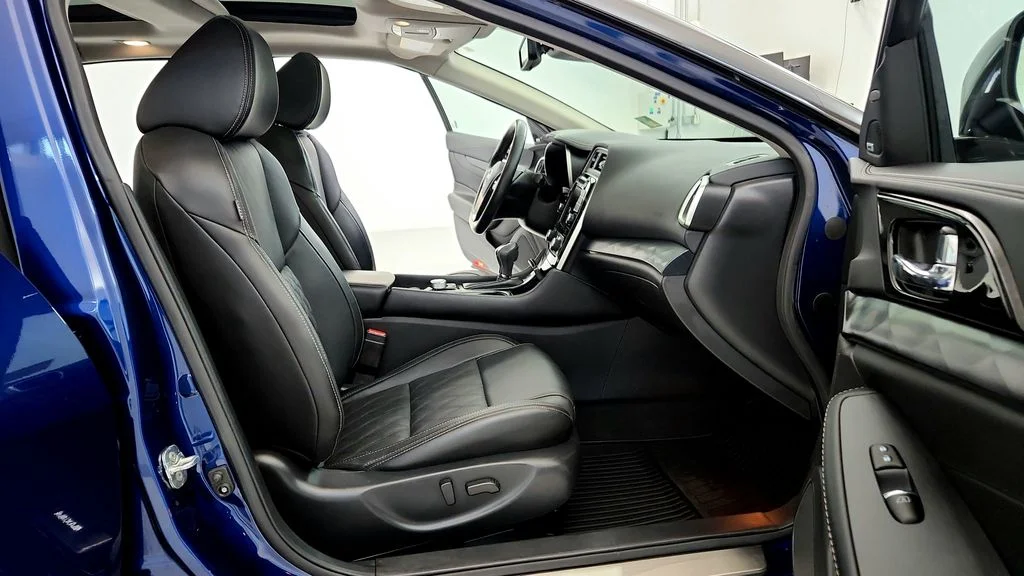 Used 2023 Blue Nissan Platinum image 17