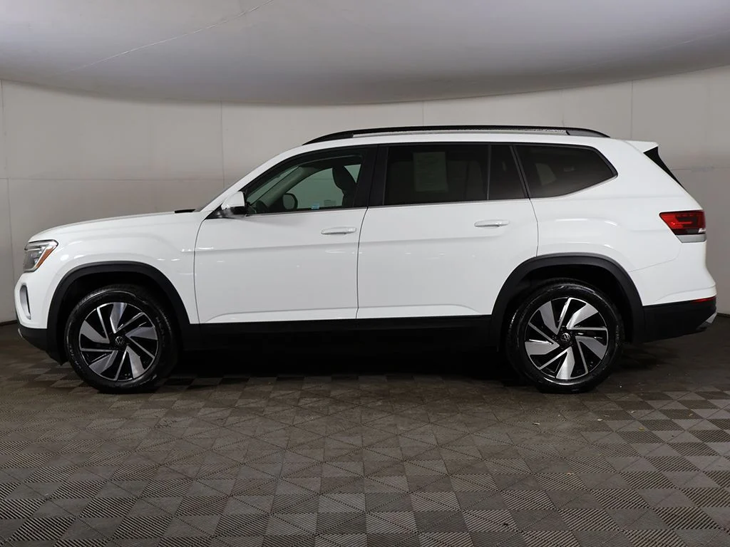 Used 2025 White Volkswagen 2.0T SE w/Technology image 18