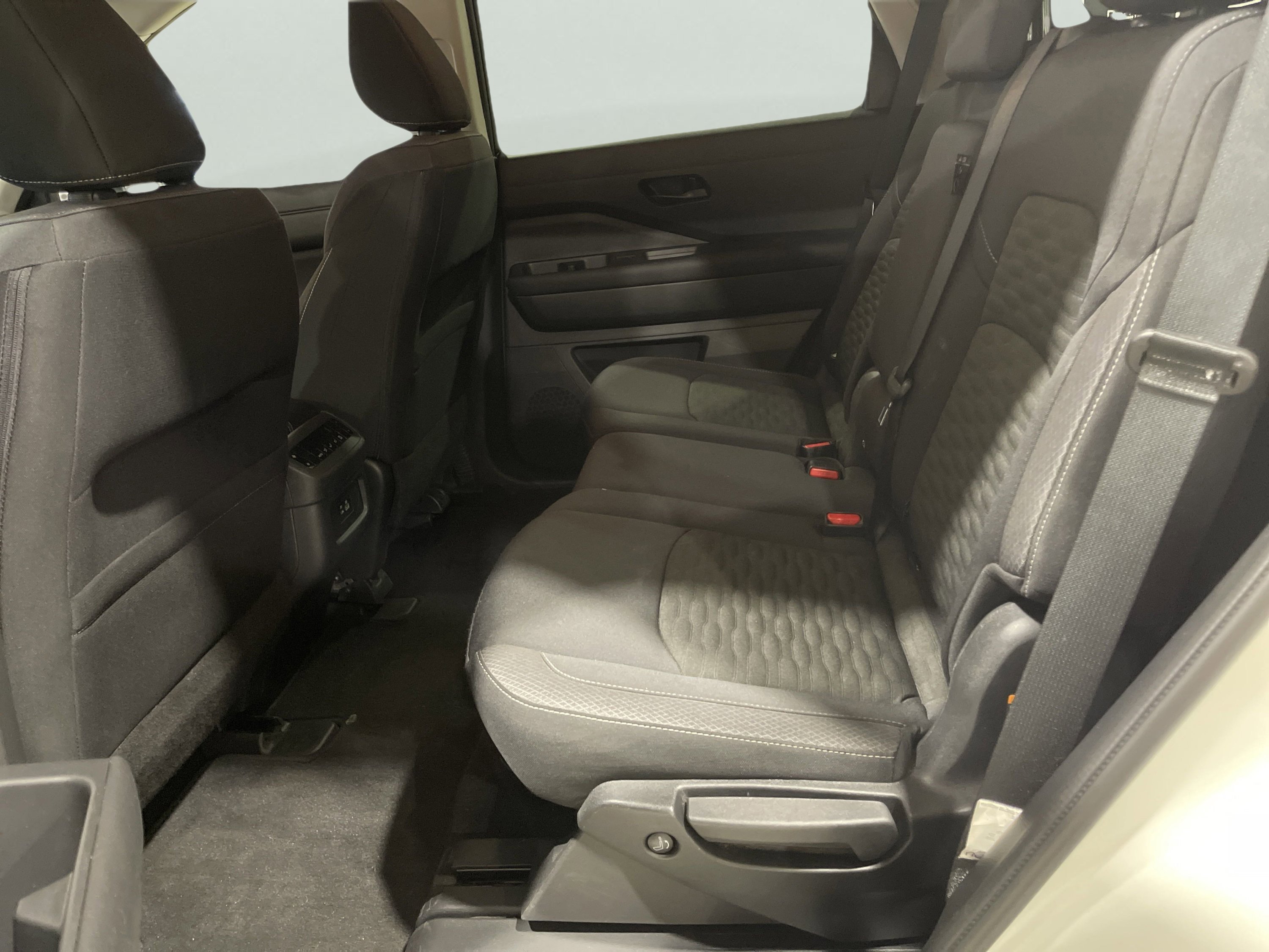 2025 Nissan Pathfinder SV - Photo 10