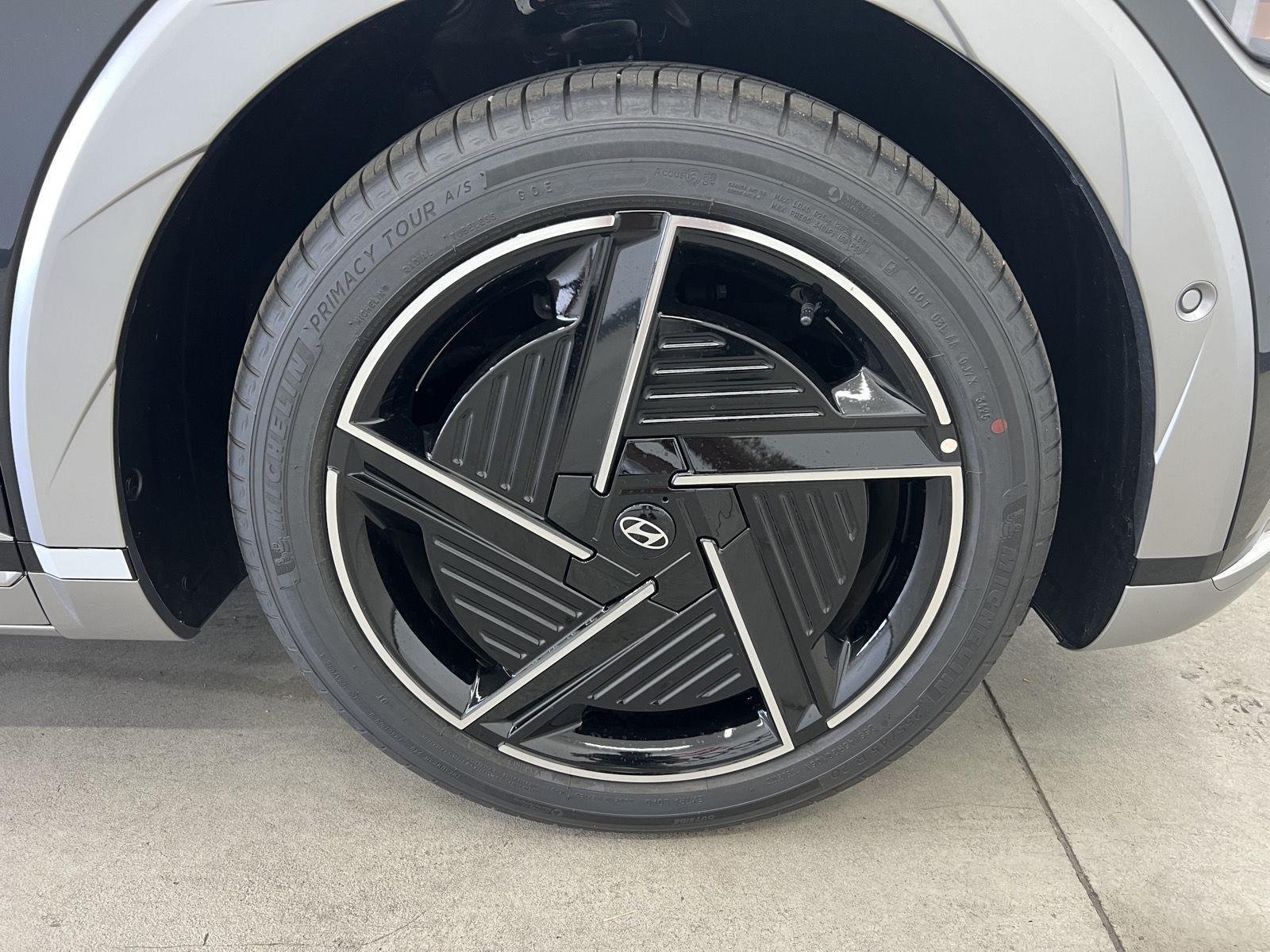 2026 Hyundai IONIQ 5 Limited - Photo 8