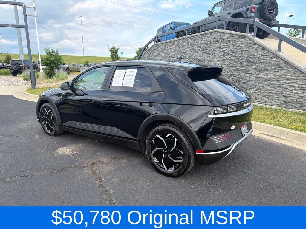 Used 2023 Black Hyundai SE image 5