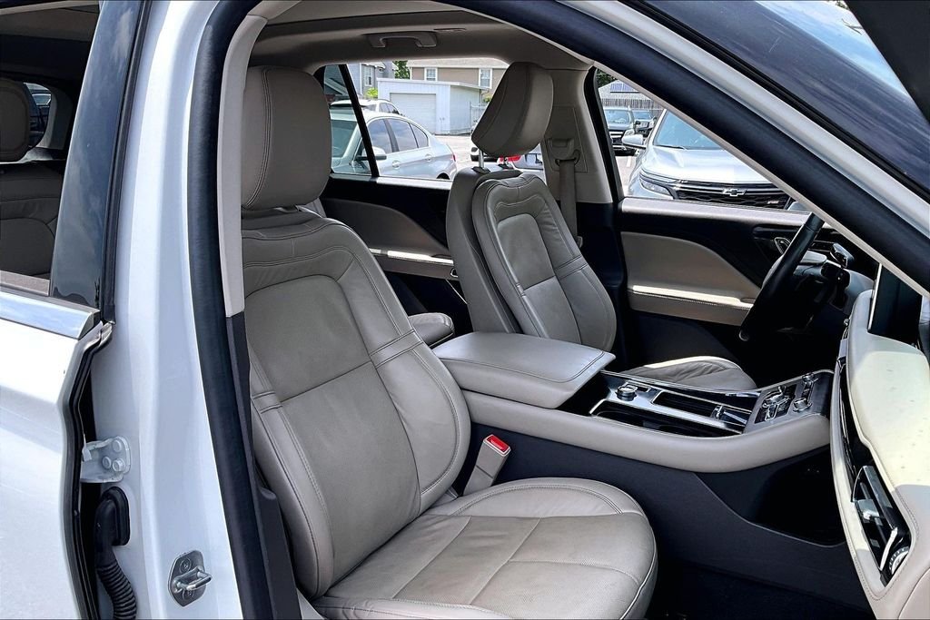 Used 2023 White Lincoln Reserve image 28