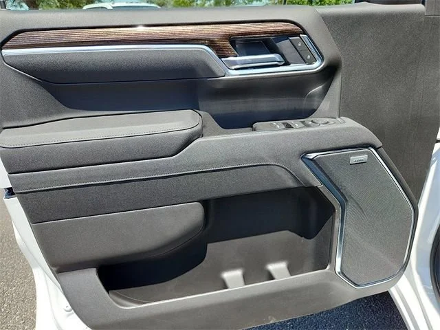 New 2025 Summit White GMC Elevation image 13