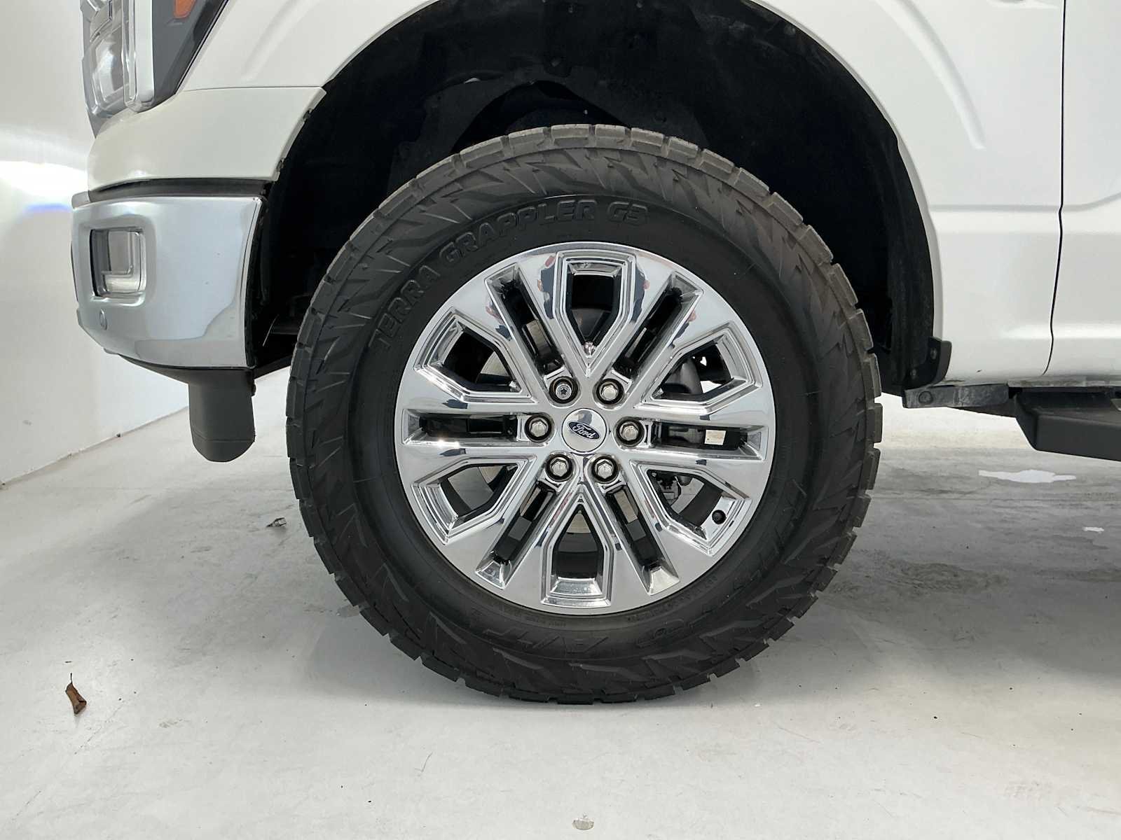 Used 2024 Star White Metallic Tri-Coat Ford LARIAT image 28