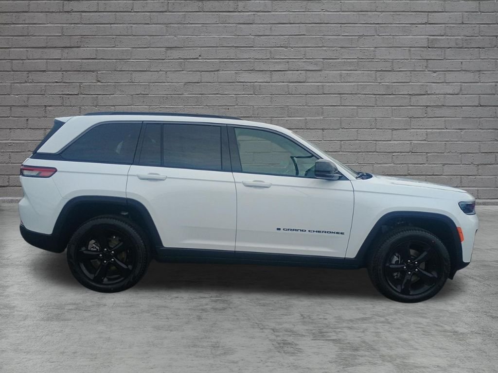 New 2026 Bright White Clear-Coat Exterior Paint Jeep Limited image 9