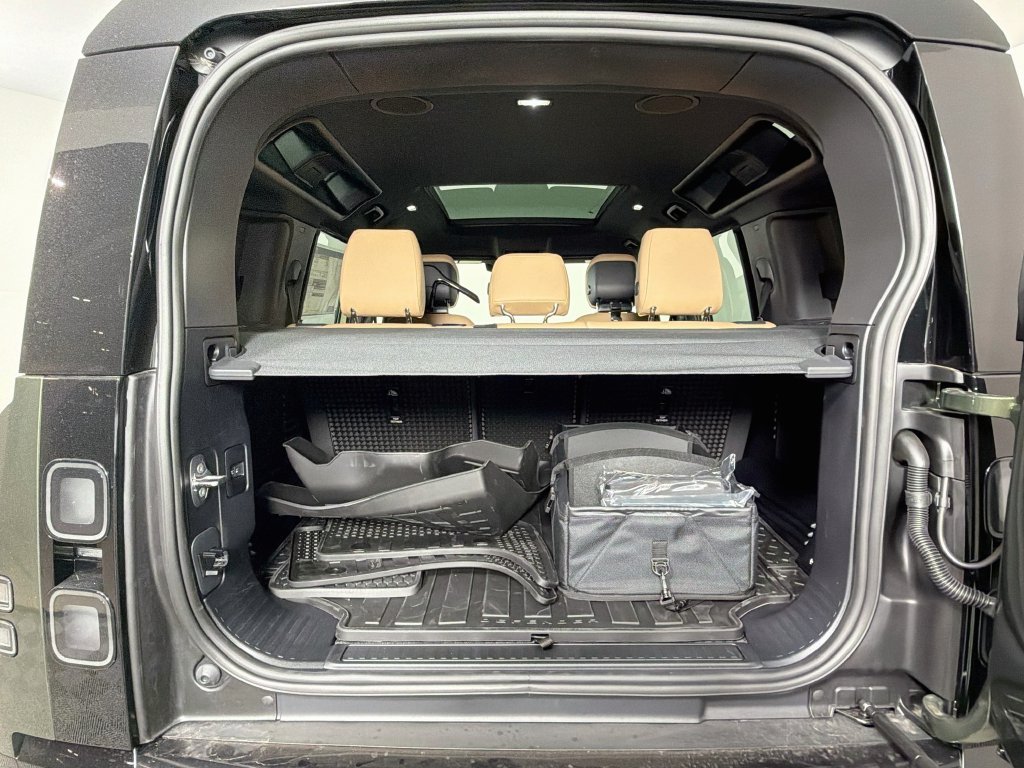 New 2026 Woolstone Green Land Rover X-Dynamic SE image 28