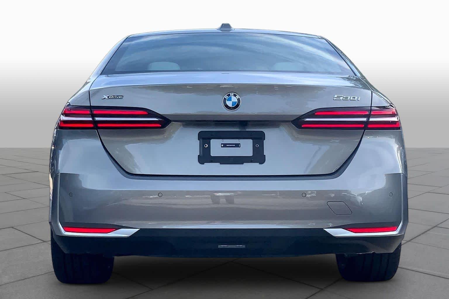 New 2027 Oxide Grey Metallic BMW 530i xDrive image 4