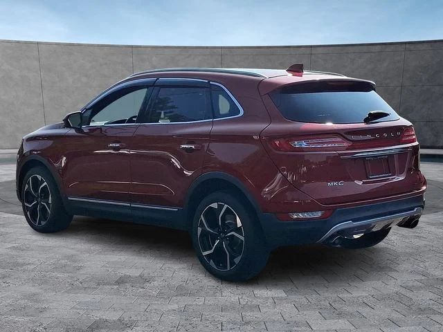 Used 2019 Red Lincoln Reserve image 4