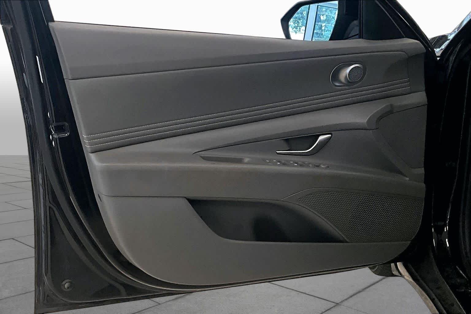 Used 2022 Phantom Black Hyundai SEL image 18