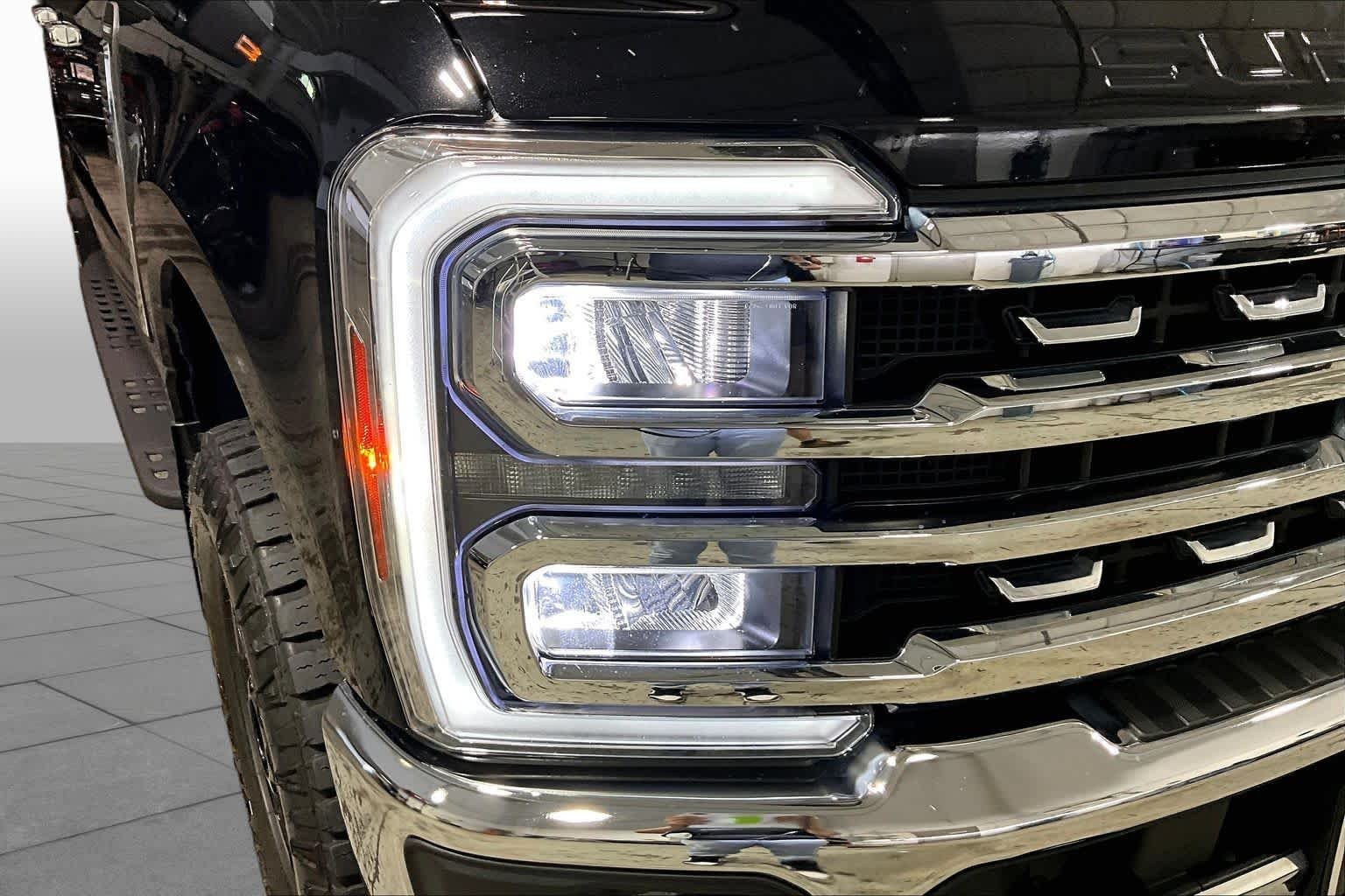 Used 2025 Agate Black Metallic Ford LARIAT image 27