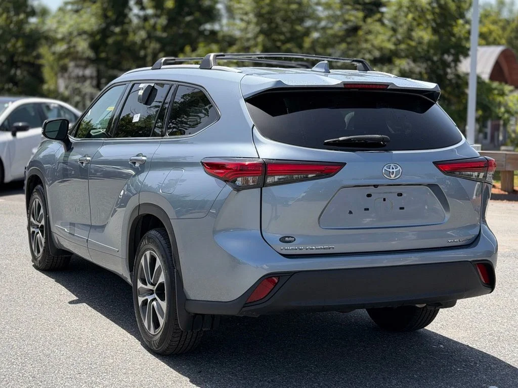 Used 2022  Toyota XLE image 3