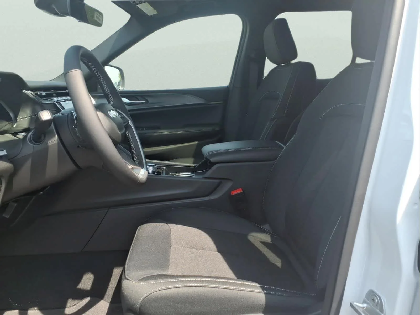 New 2026 Bright White Clear-Coat Exterior Paint Jeep Laredo X image 9