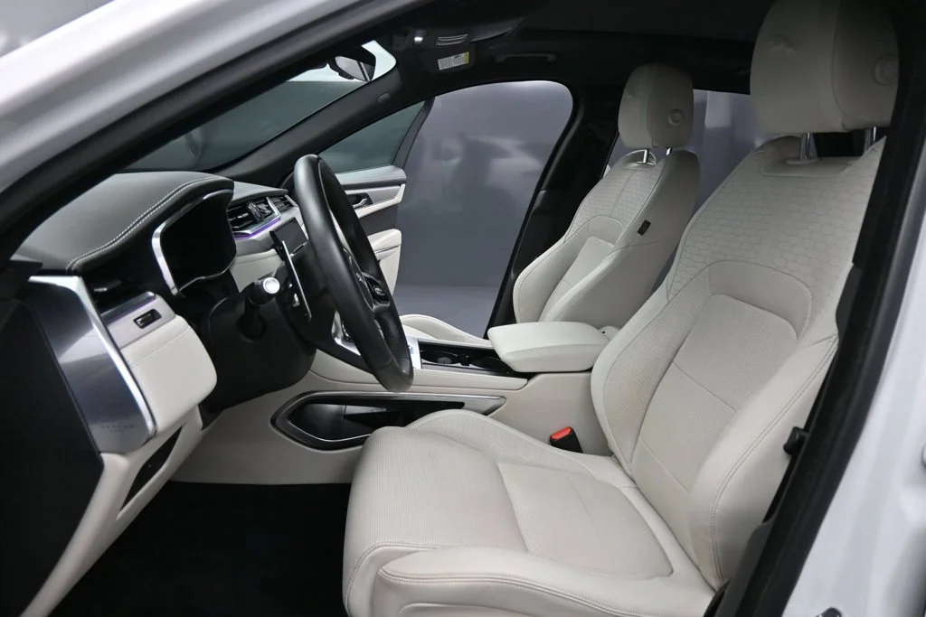 Used 2023  Jaguar P400 R-Dynamic S image 8