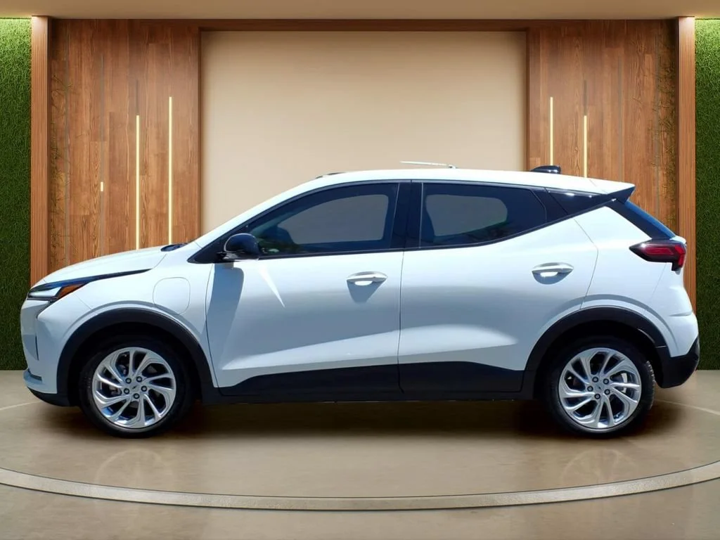 New 2027 Summit White Chevrolet LT image 28
