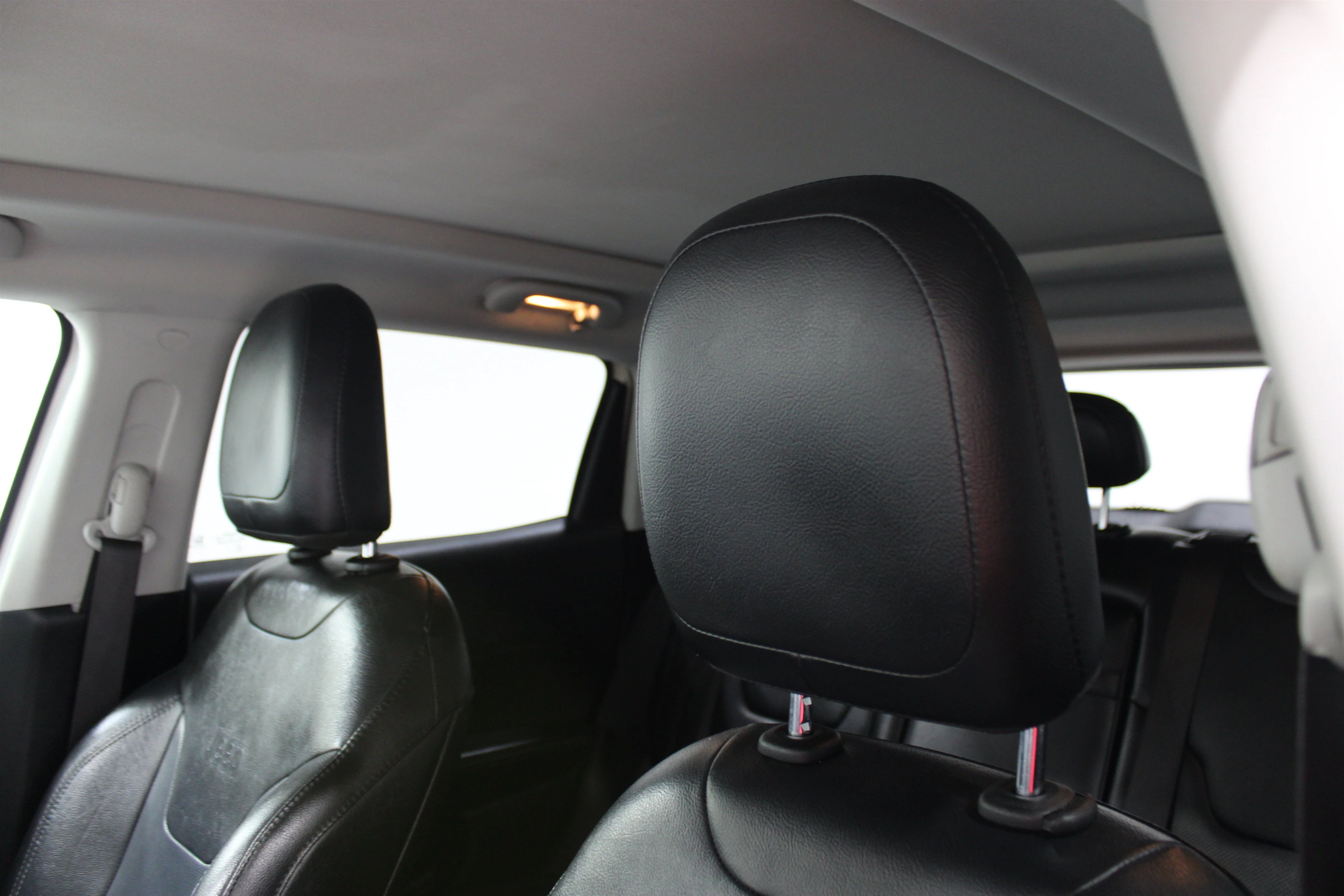 Used 2019 Pearl White Tri-Coat Jeep High Altitude image 5