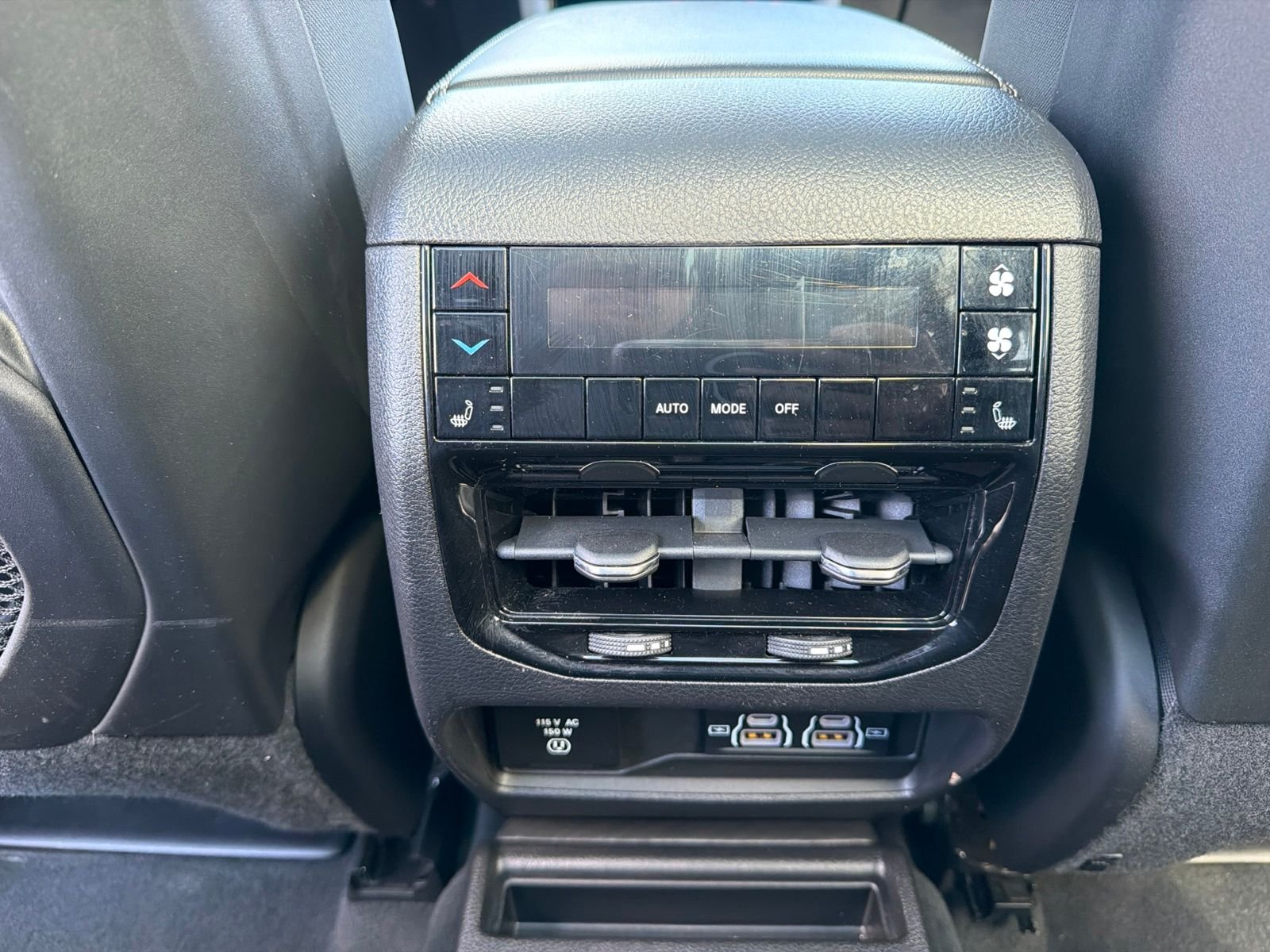 Used 2023  Jeep Limited image 26