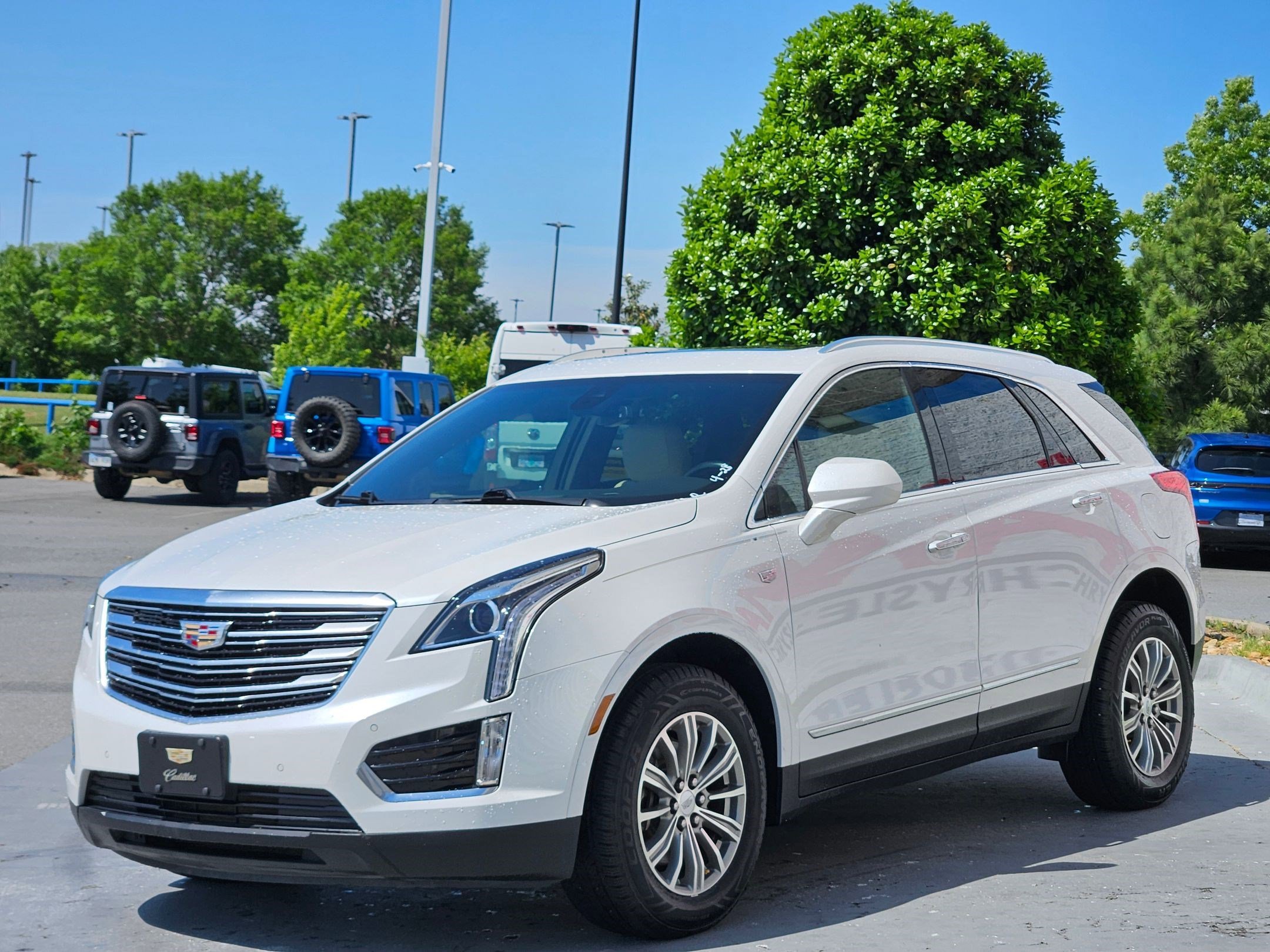 Used 2019 Crystal White Tricoat Cadillac Luxury FWD image 3